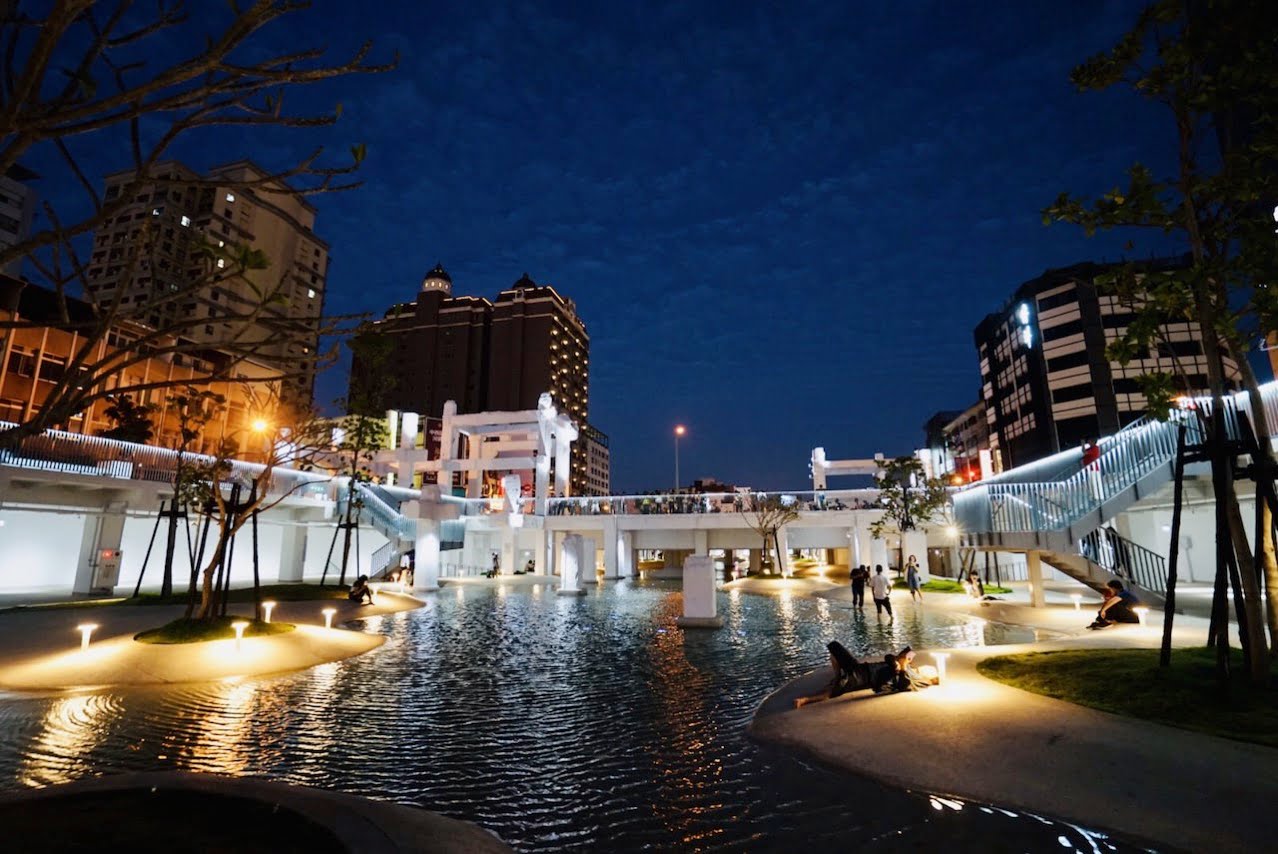 台南の河楽広場（河樂廣場）の夜景
