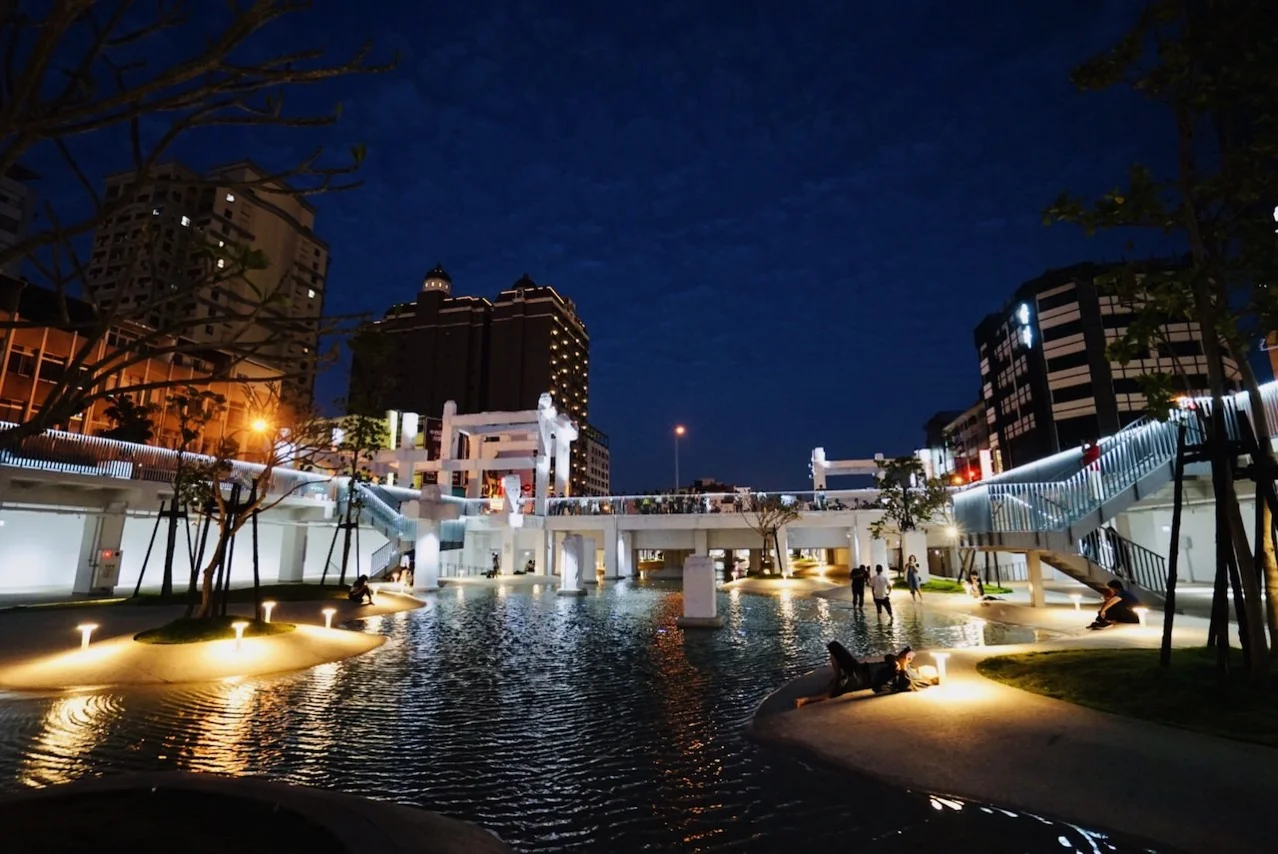台南の河楽広場（河樂廣場）の夜景